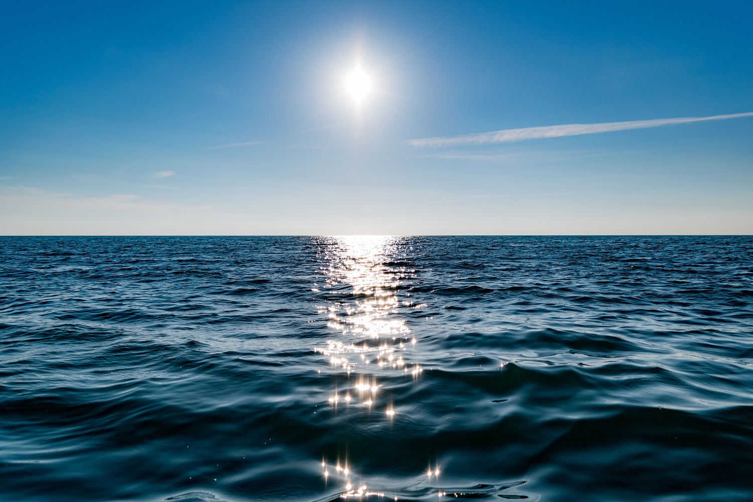 Море в открытом океане. Море. Морская гладь. Море Горизонт. Отражение солнца в море.